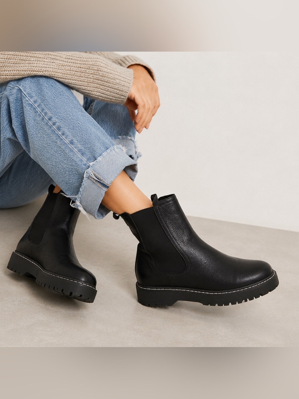 Sincerely Jules Black Chelsea Lug Sole Boots Size 9.5